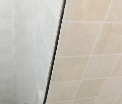兴隆瓷砖空鼓维修公司分享阳台瓷砖脱落的修复过程可以分为以下几个步骤