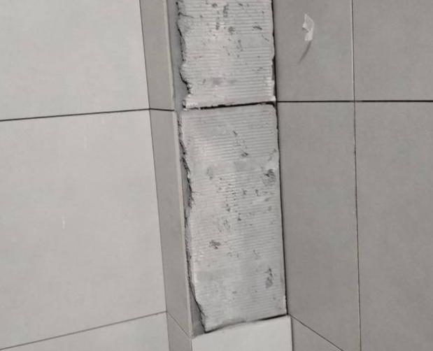 兴隆瓷砖空鼓维修公司分享下瓷砖施工前基层浇水润湿程度不足，可能导致以下问题